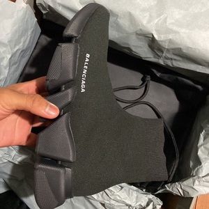 Selling new shoes They don’t fit me I’m just trying to get some money back